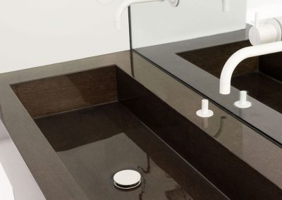 Hoogglans afwerking van badkamermeubelen door HQcoating Rijkevorsel - huisafwerking -project-badkamer3