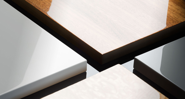 Hoogglans meubelen afgewerkt met een hoogwaardige kwaliteit polyesterlak door Houbolak